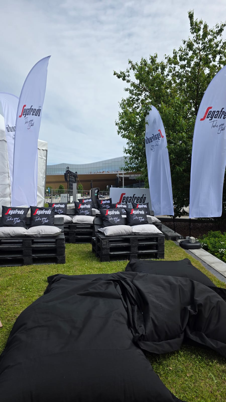 Overview of the Segafredo lounge: deck chairs, pallet sofas and XL beanbags on the Musiikkitalo lawn