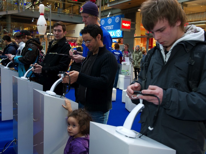 Players trying Angry Birds on Nokia phones at the Finnish Championship