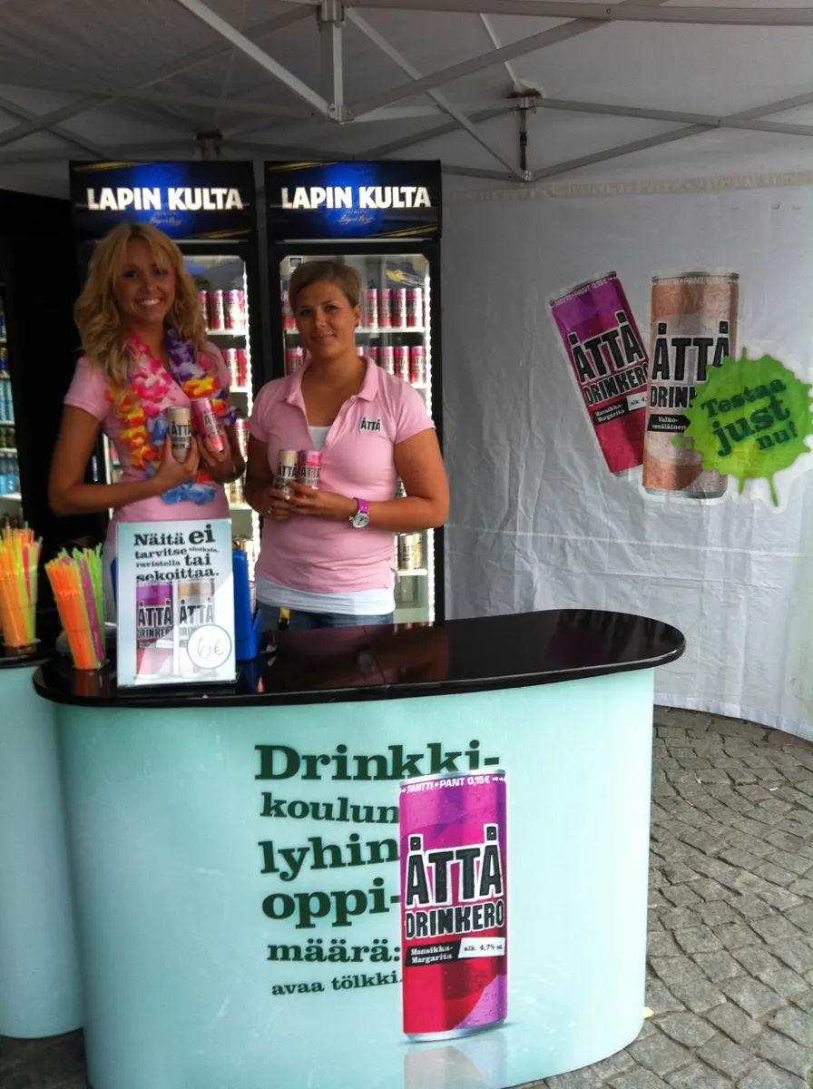 Åttå Drinkero tasting promotion at a summer event