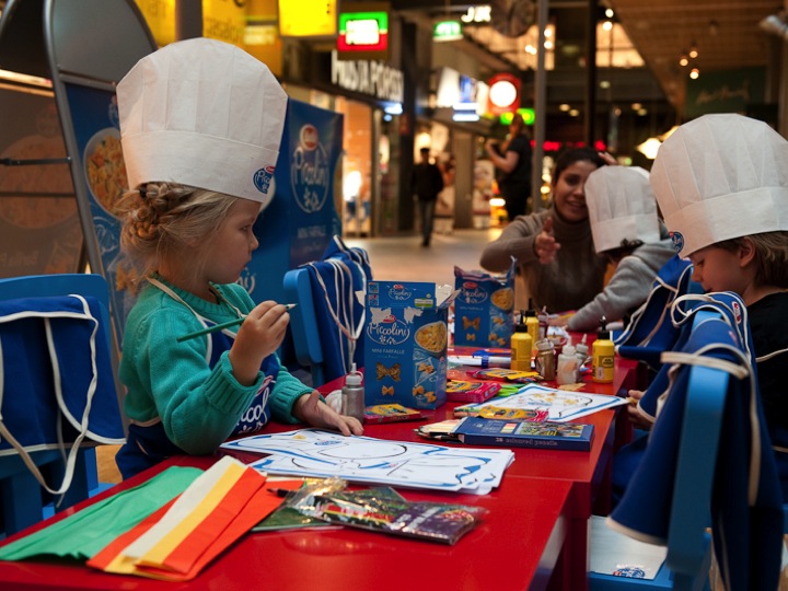 Barilla Piccolini promotion: children cooking at a shopping mall