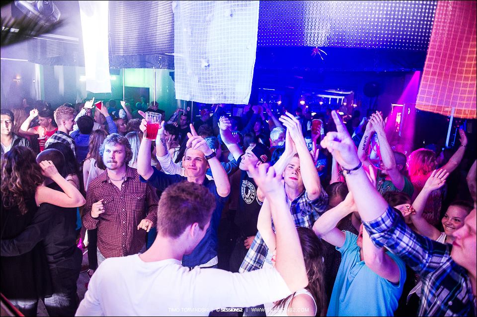 Audience dancing at a Muchachomalo club event