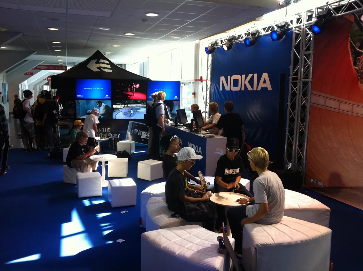Nokia lounge at skateboarding event, youth trying phones