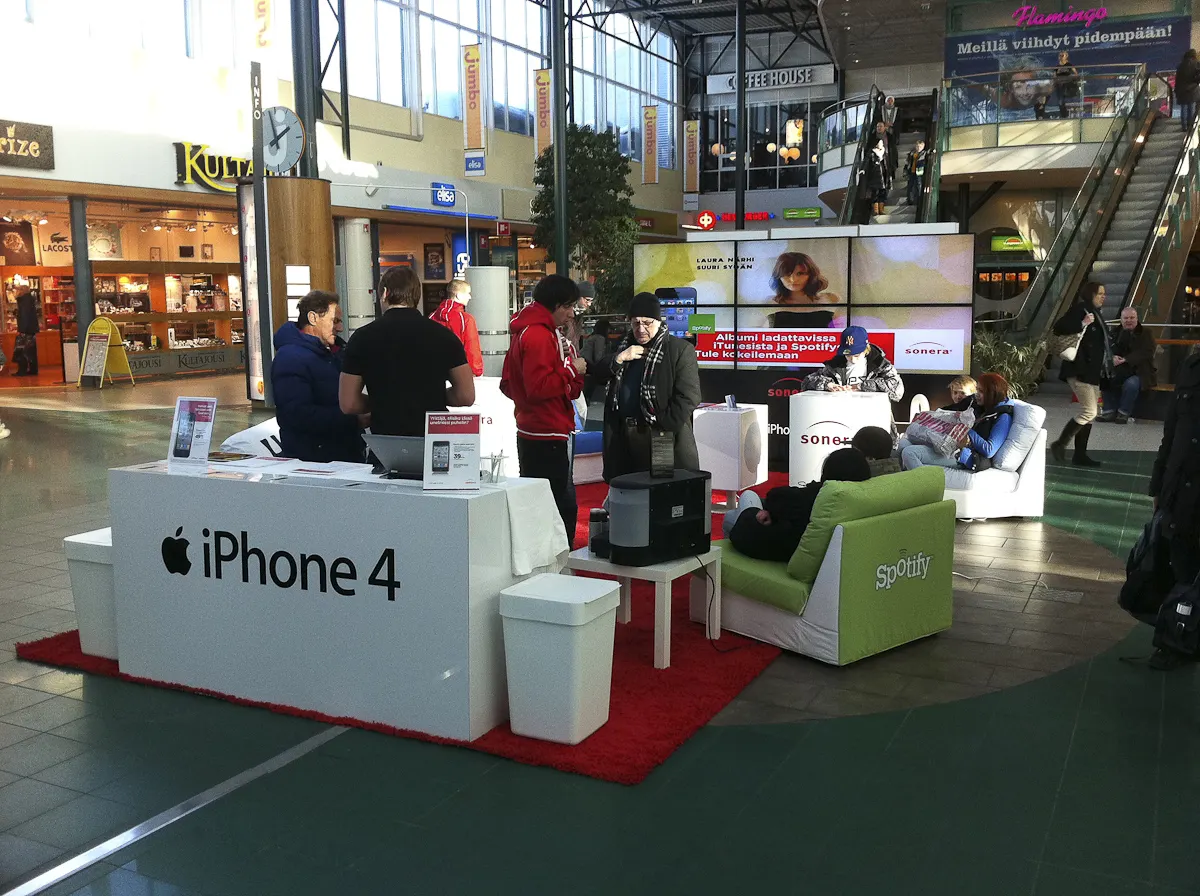 Sonera iPhone 4 launch at Flamingo shopping center