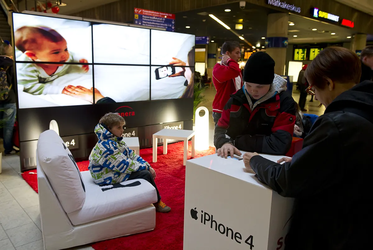 Sonera iPhone 4 launch: children and families exploring the product