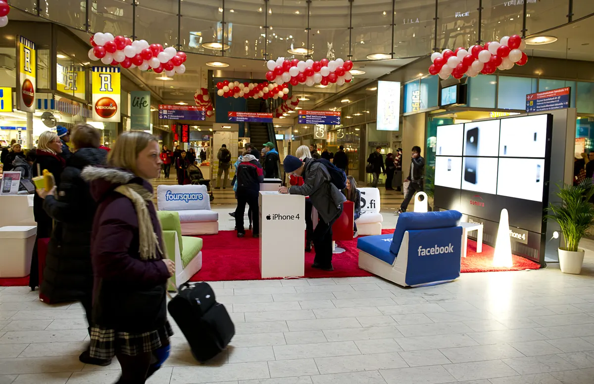 Sonera iPhone 4 launch stand with balloon decorations at a shopping mall