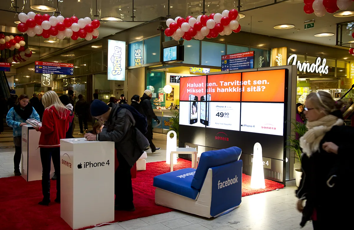 Sonera iPhone 4 launch: display wall and visitors at a shopping mall