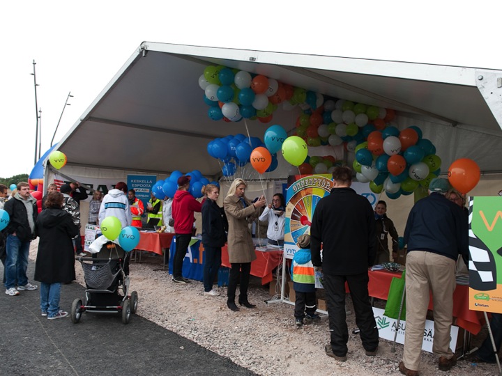 Suurpelto Electric Car event: VVO balloons and audience in tent